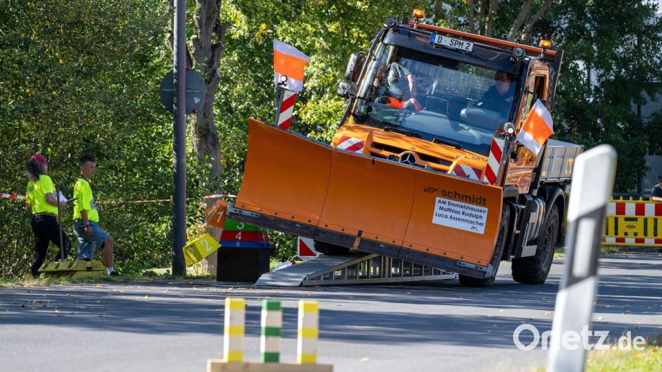 Gekonnt wird der Schneepflug über eine Rampe gesteuert. Bild: Pia Bayer/dpa