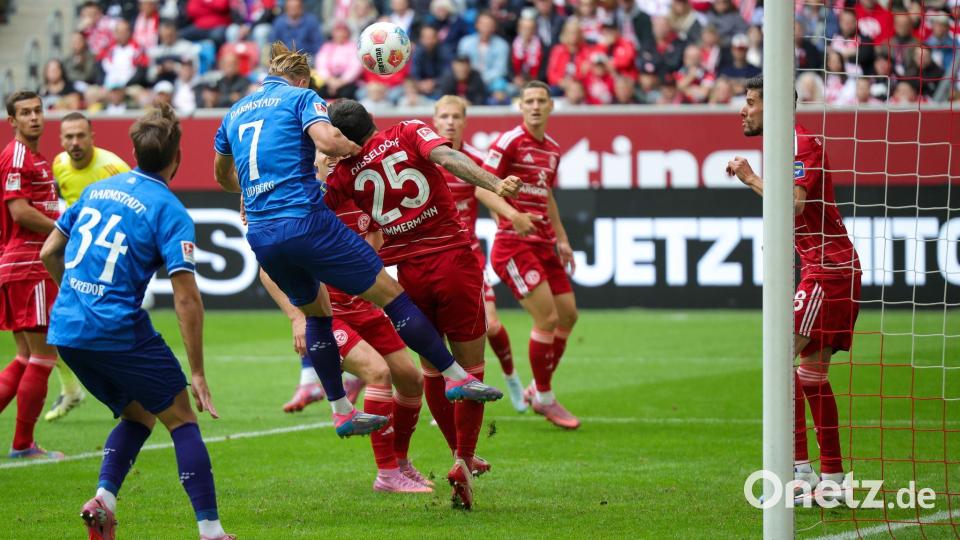 Ein Tor, das nicht galt: Isac Lidberg (Nr. 7) köpft in der 8. Minute das vermeintliche 1:0 für Darmstadt, stand zuvor aber hauchdünn im Abseits. Bild: Christoph Reichwein/dpa