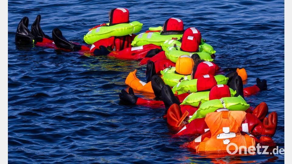 Geübt wurde unter anderem, im Verbund in Überlebensanzügen zu schwimmen. Bild: Jens Büttner/dpa