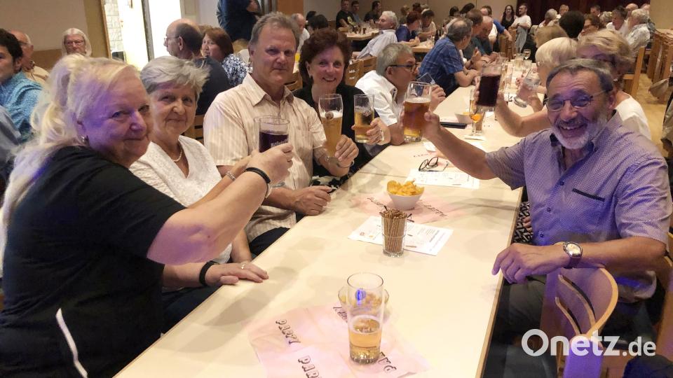 Die Fanggruppe ist aus dem oberen Isar-Tal, in der Nähe des Tegernsees, angereist. Franz Wanzer (Dritter von links) über den Bandleader: „Das ist halt unser Horst.“ Bild: wro
