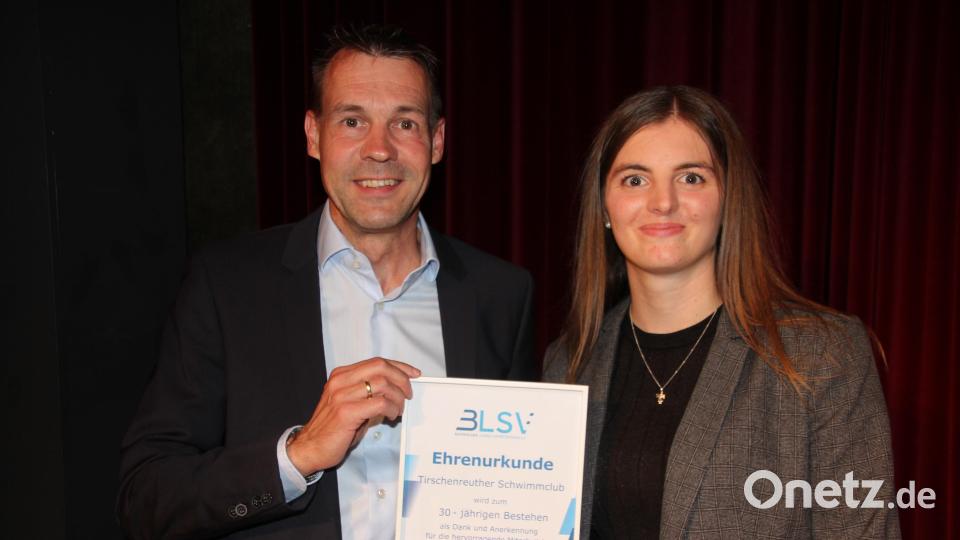 BLSV-Kreisvorsitzender Andreas Malzer überreicht Kathrin Bachmeier eine Ehrenurkunde des BLSV. Bild: kro
