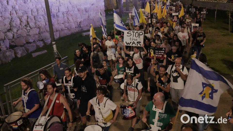 Angehörige der Geiseln werfen der israelischen Regierung vor, die Verschleppten zu opfern. Bild: Mahmoud Illean/AP/dpa