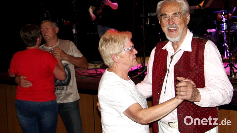 Ältester Tänzer bei der Schlagernacht ist der 88-jährige Anton Zahn aus Wiesau (rechts). Bild: wro