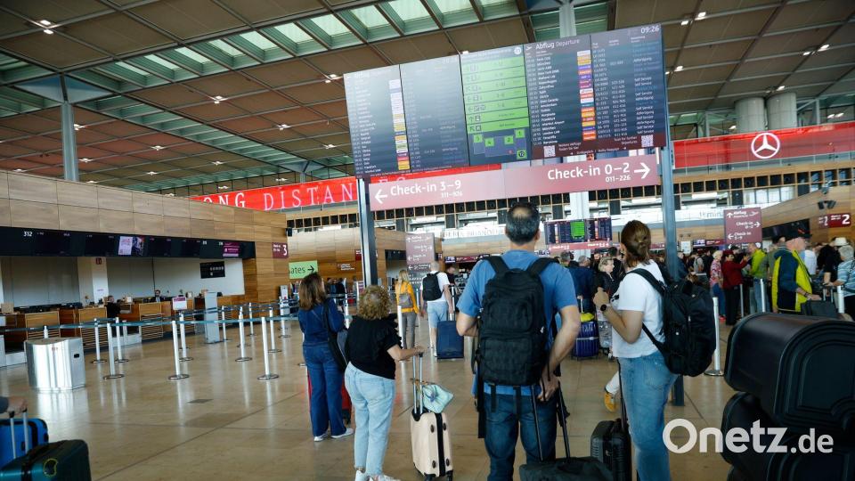 Passagiere müssen am Flughafen BER Geduld mitbringen. Bild: Carsten Koall/dpa