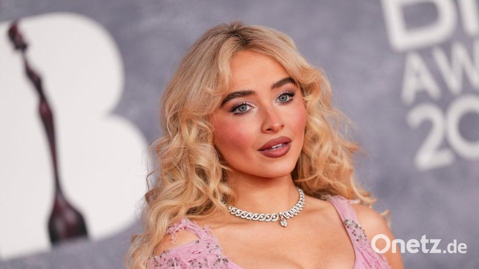 Im Musikvideo zu „Manchild“ klemmt Sabrina Carpenter eine Zigarette zwischen eine Gabel (Archivbild). Bild: Scott A Garfitt/Invision/dpa