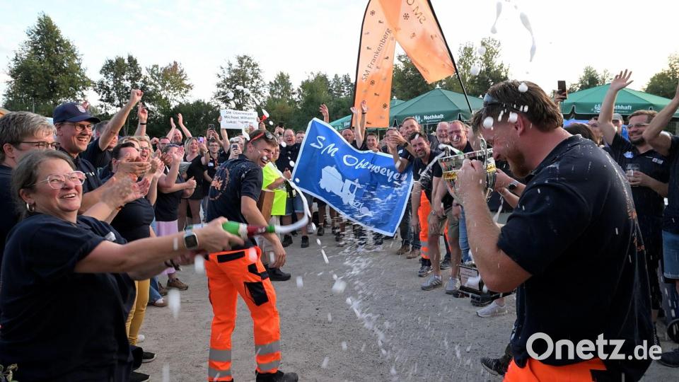 Die Gewinner der Schneepflug-Meisterschaft lassen sich feiern. Bild: Pia Bayer/dpa