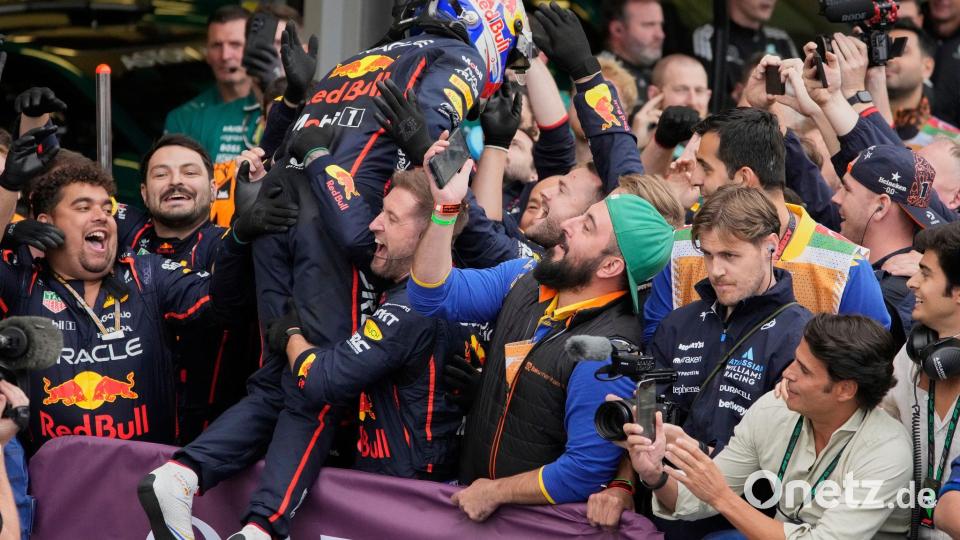 Max Verstappen feiert seinen nächsten Sieg. Bild: Darko Bandic/AP/dpa