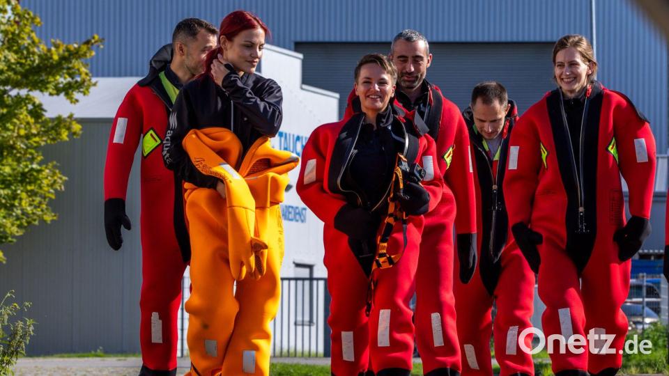 Es ist bereits das dritte Mal, dass Astronauten in Rostock das Überleben auf See trainieren. Bild: Jens Büttner/dpa