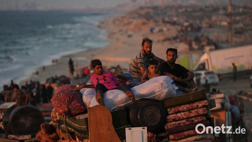 Vertriebene Palästinenser fliehen aus der Stadt Gaza. (Archivbild) Bild: Abdel Kareem Hana/AP/dpa