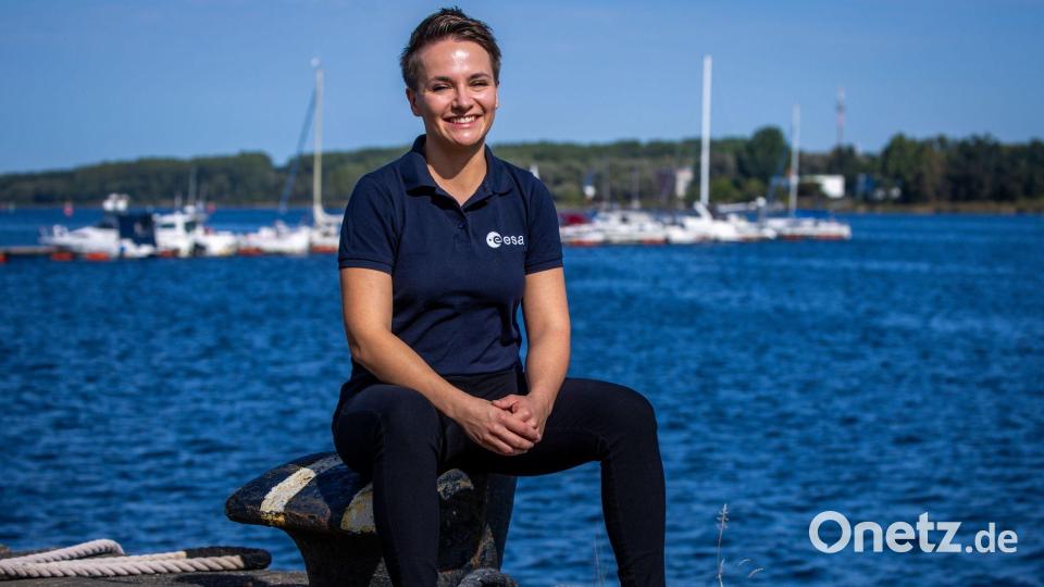 Amelie Schönenwald gehört zu den fünf Frauen und drei Männern aus sieben europäischen Ländern, die als Teil einer Astronauten-Reserve der Europäische (Esa) in der Warnow das Überleben auf hoher See trainieren. Bild: Jens Büttner/dpa