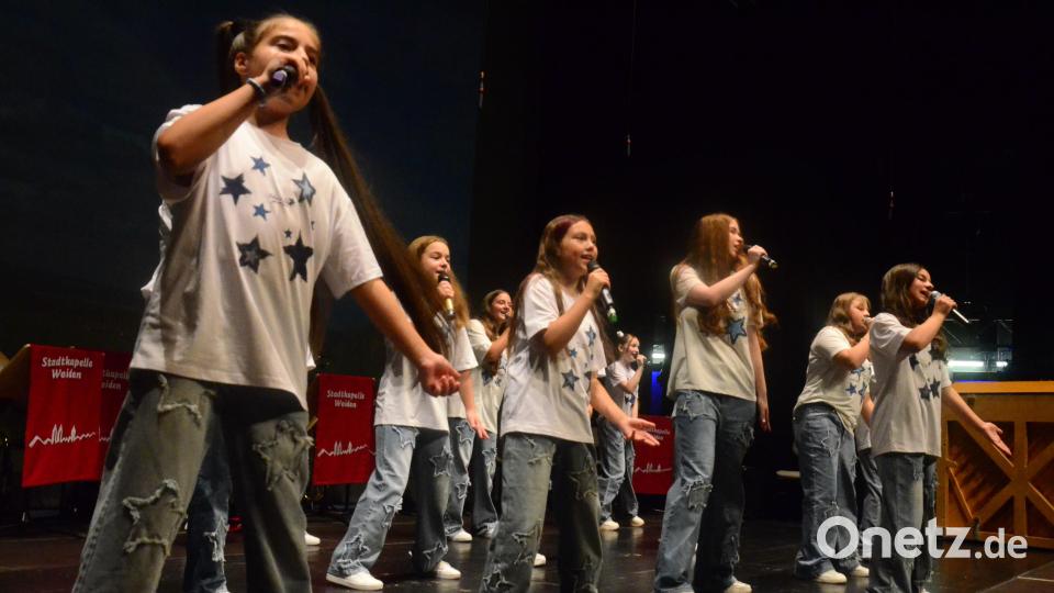 Kleine Sänger stehen auf der großen Bühne: &quot;Malinka&quot;, die Kindertanzgruppe des Vereins &quot;Neue Zeiten&quot; beim Auftritt zum &quot;Tag der Heimat&quot; in der Max-Reger-Halle Weiden. Bild: Kunz