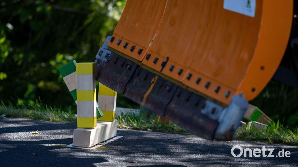Geschicklichkeit in großen Fahrzeugen war gefragt bei der Schneepflug-Meisterschaft. Bild: Pia Bayer/dpa