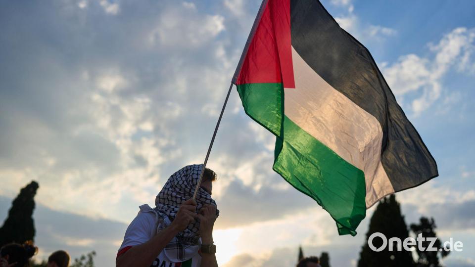 Ein Demonstrant schwenkt eine palästinensische Flagge während einer Demonstration vor dem griechischen Parlament. (Archivbild) Bild: Petros Giannakouris/AP/dpa