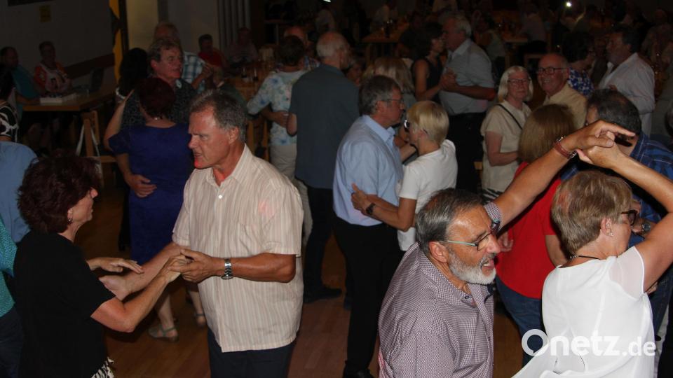Die Oldies locken auf die Tanzfläche, die den ganzen Abend über Schauplatz der 2. Wiesauer Schlagernacht ist. Bild: wro