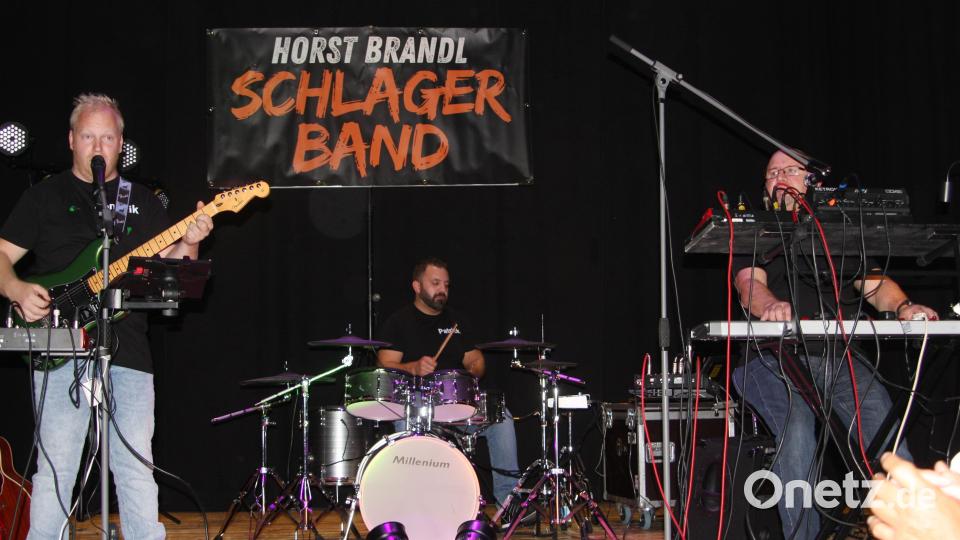 Die Horst-Brandl-Schlagerband bilden Dominik Schomburg, Patrick und Horst Brandl (von links). Bild: wro