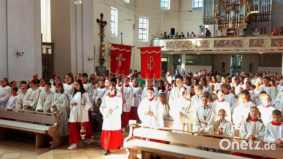 Über 300 Buben, Mädchen und junge Erwachsene aus dem gesamten Dekanat beteiligten sich am Ministrantentag in Oberviechtach. Bild: lg