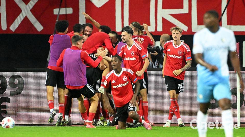 Pure Ekstase: Nürnbergs Spieler jubeln nach dem ganz späten Siegtor. Bild: Jens Niering/dpa