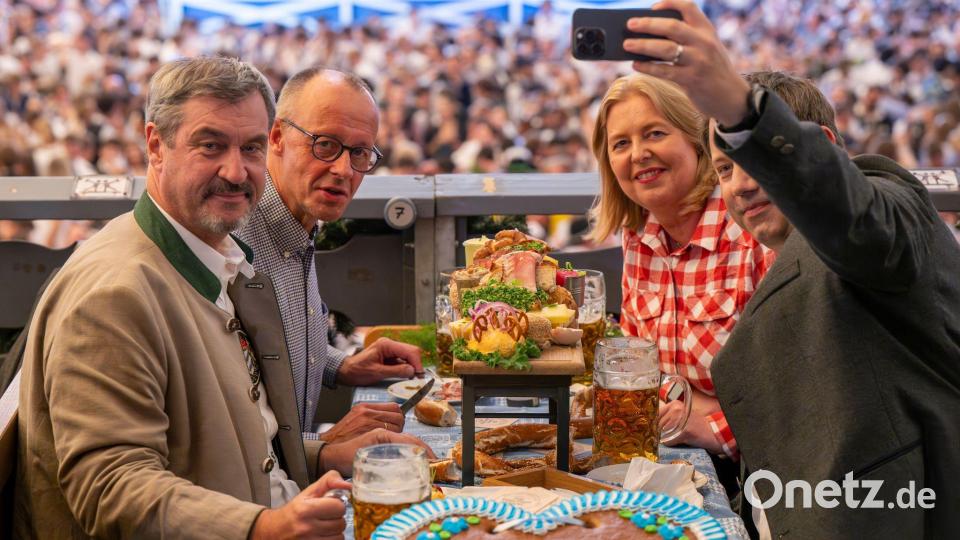 Selfie im Festzelt: Kanzler Merz besucht mit Kabinettsmitgliedern das Oktoberfest Bild: Peter Kneffel/dpa