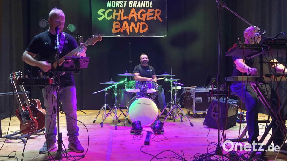 Die Horst-Brandl-Schlagerband bilden Dominik Schomburg, Patrick und Horst Brandl (von links). Bild: wro