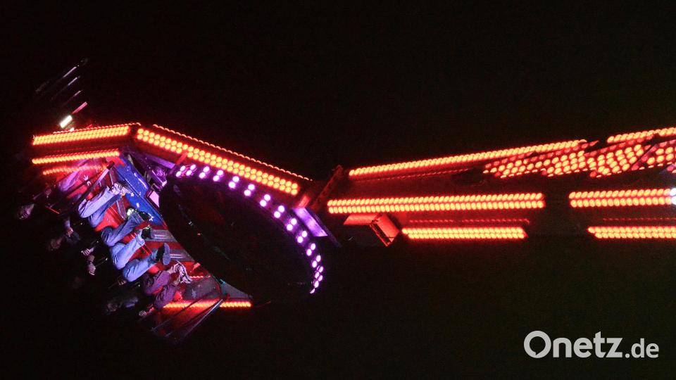 Kopfüber ins Vergnügen stürzten sich viele Besucher des Volksfestes. Bild: Kunz