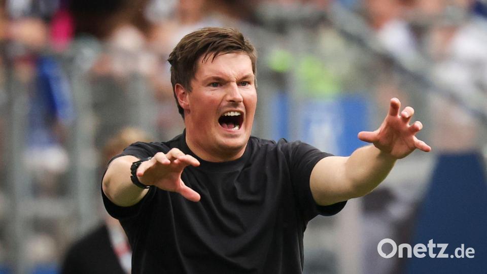 Musste vor dem ersten Sieg bange Minuten überstehen: HSV-Trainer Merlin Polzin Bild: Christian Charisius/dpa