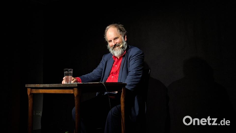 Eine spitzbübische Freude hat der Kabarettist Matthias Egersdörfer am Programmteil über den Jazz-Bassisten und Autor Charles Mingus, in dem das Publikum eine volle Dröhnung Modern Jazz über sich ergehen lassen musste. Bild: prh