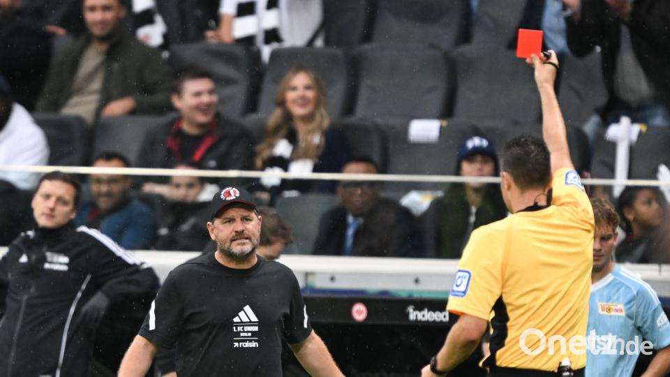 Steffen Baumgart sieht in einer hektischen Schlussphase Rot. Bild: Arne Dedert/dpa