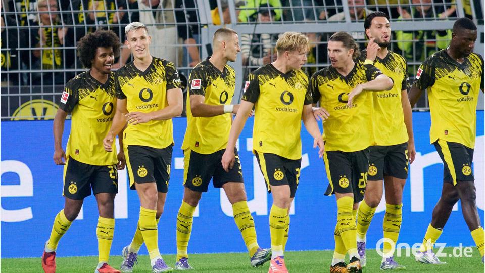 Zurück bei den Teamkollegen auf dem Platz: Nico Schlotterbeck (2.v.l) Bild: Bernd Thissen/dpa