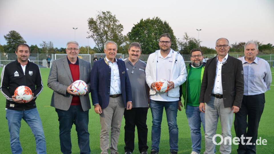 Freuen sich über neue Möglichkeiten (von links): Wolfgang Groß (SV Kulmain), Thomas Graml (BFV-Bezirksvorsitzender), Landrat Roland Grillmeier, BFV-Kreisspielleiter Albert Kellner, Manuel Dechsler (SVSW Kemnath), Erster Bürgermeister Thomas Kaufmann, Erster Bürgermeister Roman Schäffler und Zweiter Bürgermeister Albert Sollfrank. Bild: ak