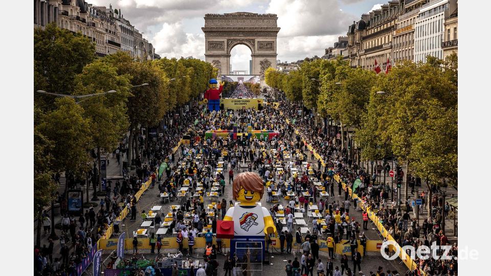 Zurück in die Kindheit: Riesiger Lego-Wettbewerb zieht durch Paris. Bild: Guillaume Baptiste/AFP/dpa