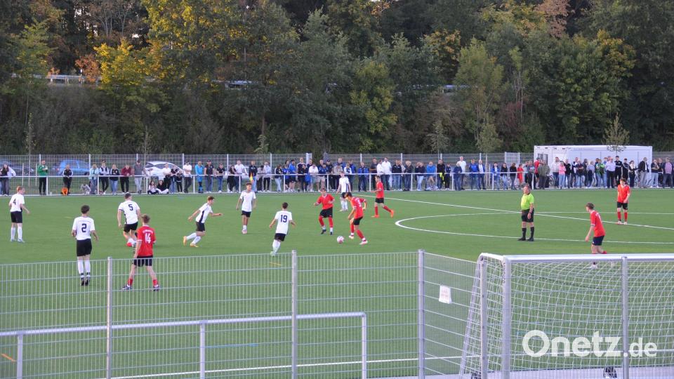 Das neue Multifunktionsspielfeld wurde mit einem Kreisligaspiel der B-Jugendmannschaften der SG Kemnath/Waldeck/Kastl und der SG Immenreuth/Kulmain (Endstand 1:0) eröffnet. Bild: ak