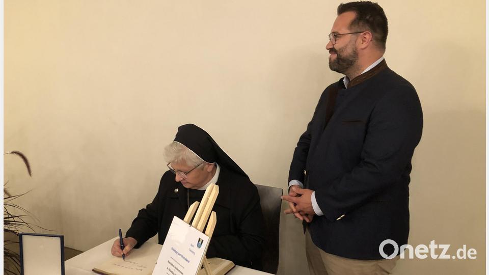 Höhepunkt des Festaktes im Kapitelsaal der Burg Falkenberg war der Eintrag ins Goldene Buch der Marktgemeinde. Bild: wro