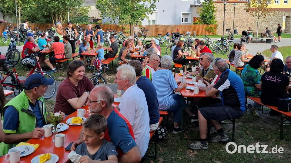 An das Radfahren schloss sich vor dem Gesellenhaus ein gemütliches Mitbring-Picknick an Bild: stg