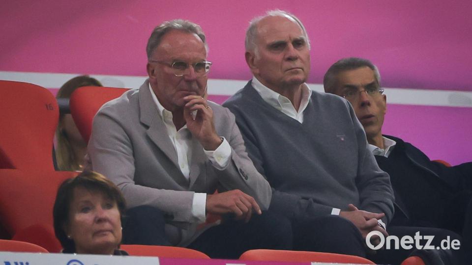 Karl-Heinz Rummenigge (l) und Uli Hoeneß auf der Tribüne der Allianz Arena. (Archivbild) Bild: Christian Charisius/dpa