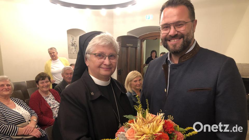Der Bayerische Verdienstorden, den Schwester Rita-Maria Käß vor einigen Monaten bekommen hatte, wurde auf Burg Falkenberg nachgefeiert. Mit einem Blumenstrauß, Spende und einer Laudatiio gratulierte der Bürgermeister der Marktgemeinde Falkenberg, Matthias Grundler.