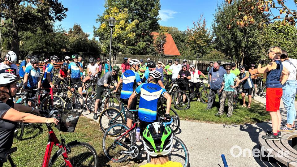 Der 2. Kemnather Radelsonntag war mit 115 Teilnehmern ein voller Erfolg. Start und Zielpunkt war der Platz vor dem Gesellenhaus. Bild: stg