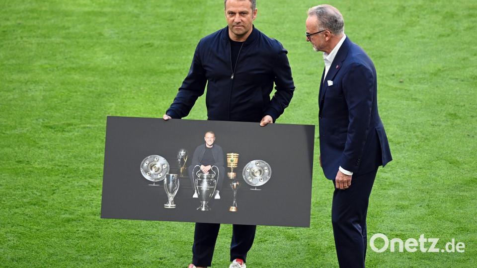 Sechs Titel in einem Jahr: Karl-Heinz Rummenigge bei der Verabschiedung von Erfolgscoach Hansi Flick 2021. (Archivbild) Bild: Sven Hoppe/dpa-Pool/dpa