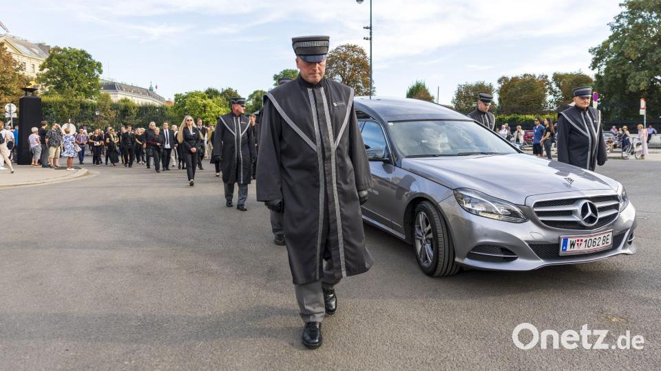 Theater-Kollegen folgten dem Sarg um das Burgtheater. Bild: Tobias Steinmaurer/APA/dpa