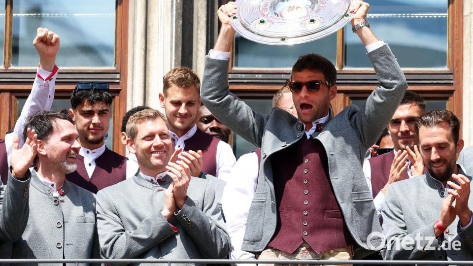 Thomas Müller jubelt zum Bayern-Abschied noch mal mit der Meisterschale auf dem Münchner Rathausbalkon. Bild: Karl-Josef Hildenbrand/dpa