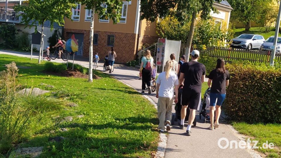 Eine Gruppe machte sich auch mit Kinderwagen und Laufroller auf den Weg. Bild: Regina Amm