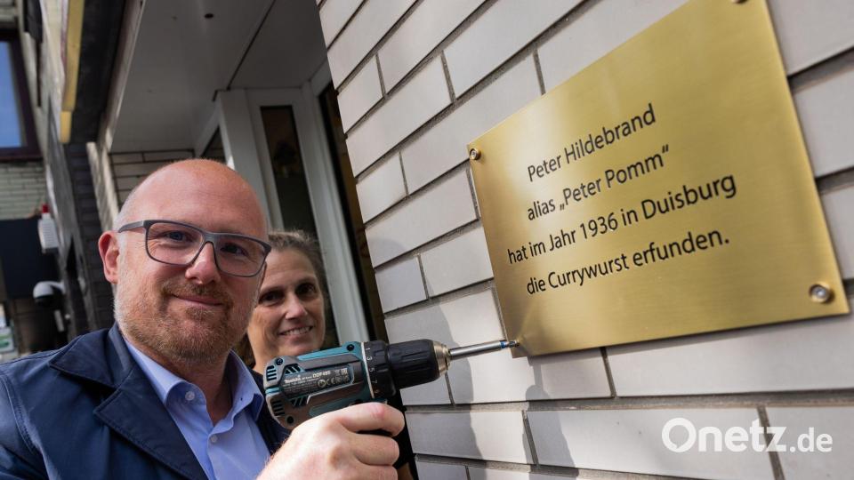 Mit der neuen Plakette macht Oberbürgermeister Sören Link (SPD) klar: Hier in Duisburg wurde die Currywurst erfunden. Bild: Rolf Vennenbernd/dpa