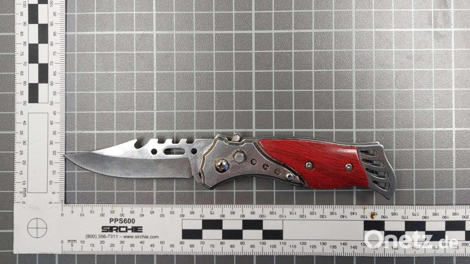 Auch dieses Springmesser fand die Bundespolizei im Gepäck eines Reisenden. Bild: Bundespolizei