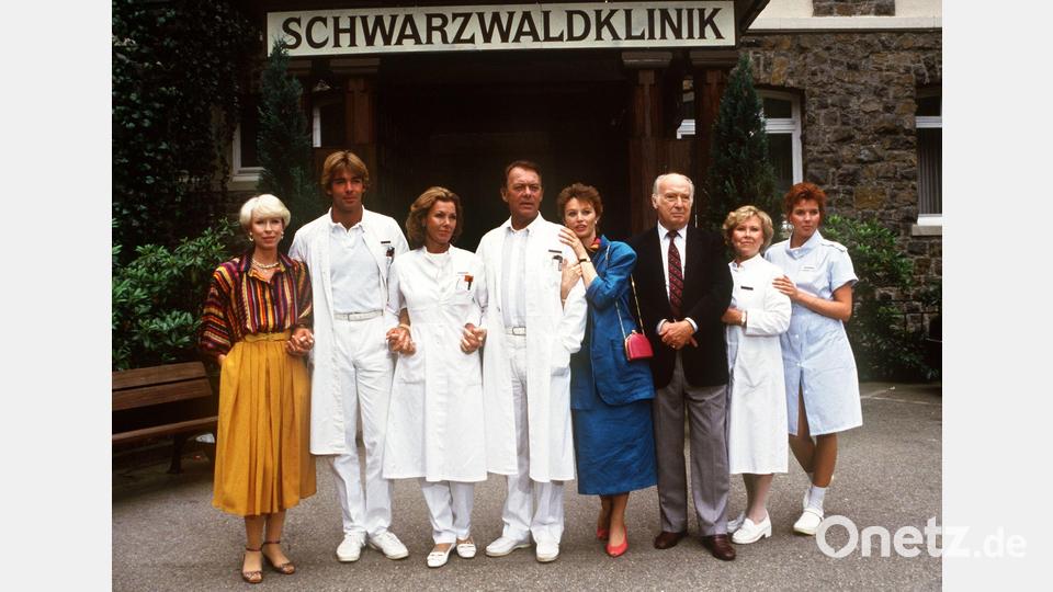 Ilona Grübel (5.v.l.) spielte auch in der „Schwarzwaldklinik“ mit. (Archivbild) Bild: picture alliance / dpa