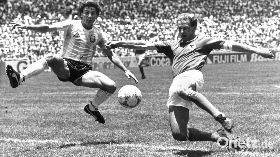 Karl-Heinz Rummenigge (r) im WM-Finale 1986 in Aktion. (Archivbild) Bild: picture alliance / dpa