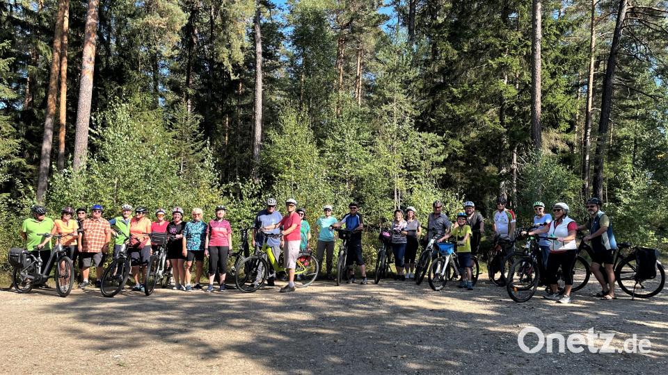 Die E-Bike-Fahrer stellten sich im Hessensreuther Wald zum Gruppenfoto auf. Bild: Heidrun Schelzke-Deubzer