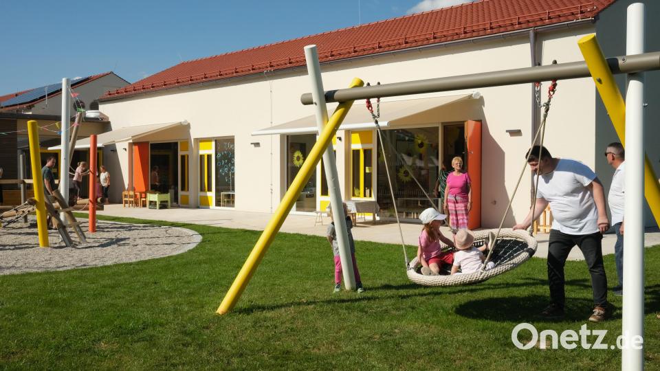 Das neue Kinderhaus in Stulln ist seit März in Betrieb. Mittlerweile sind auch die Außenanlagen fertig. Beim Tag der offenen Tür bestanden die Geräte den Härtetest. Bild: Hirsch