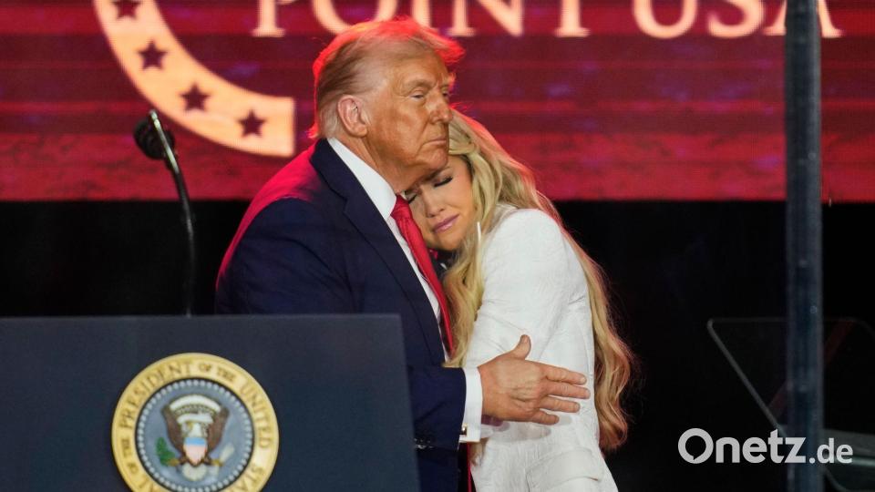 Kirks Witwe an Trumps Brust: Trauerfeier für den erschossenen Aktivisten Charlie Kirk. Bild: John Locher/AP/dpa