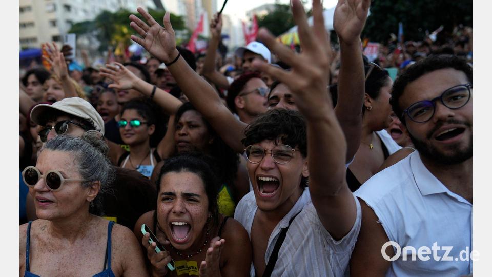 Gegen Amnestie: Brasilianer protestieren gegen eine Begnadigung Bolsonaros. Bild: Silvia Izquierdo/AP/dpa