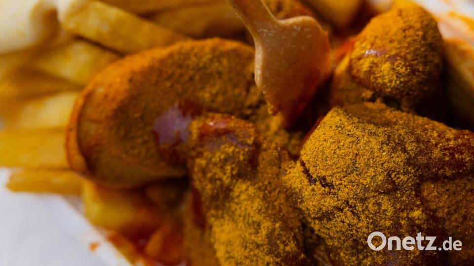 Wurst, Tomatensauce, englisches Curry: In „Peter Pomm&#039;s Pusztetten-Stube“ wird Currywurst immer noch genauso zubereitet wie vor fast 90 Jahren. Bild: Rolf Vennenbernd/dpa