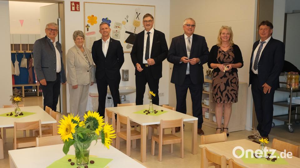 Nach der Segnung besichtigen MdL Martin Scharf, die langjährige Leiterin Rosemarie Herrmann, die Bürgermeister Michael Wilfahrt und Hans Prechtl, stellvertretender Landrat Richard Tischler, Leiterin Sonja Reitinger und Schmidgadens Bürgermeister Andreas Altmann (von links) die Räume des neuen Kinderhauses St. Christopherus in Stulln. Bild: Hirsch